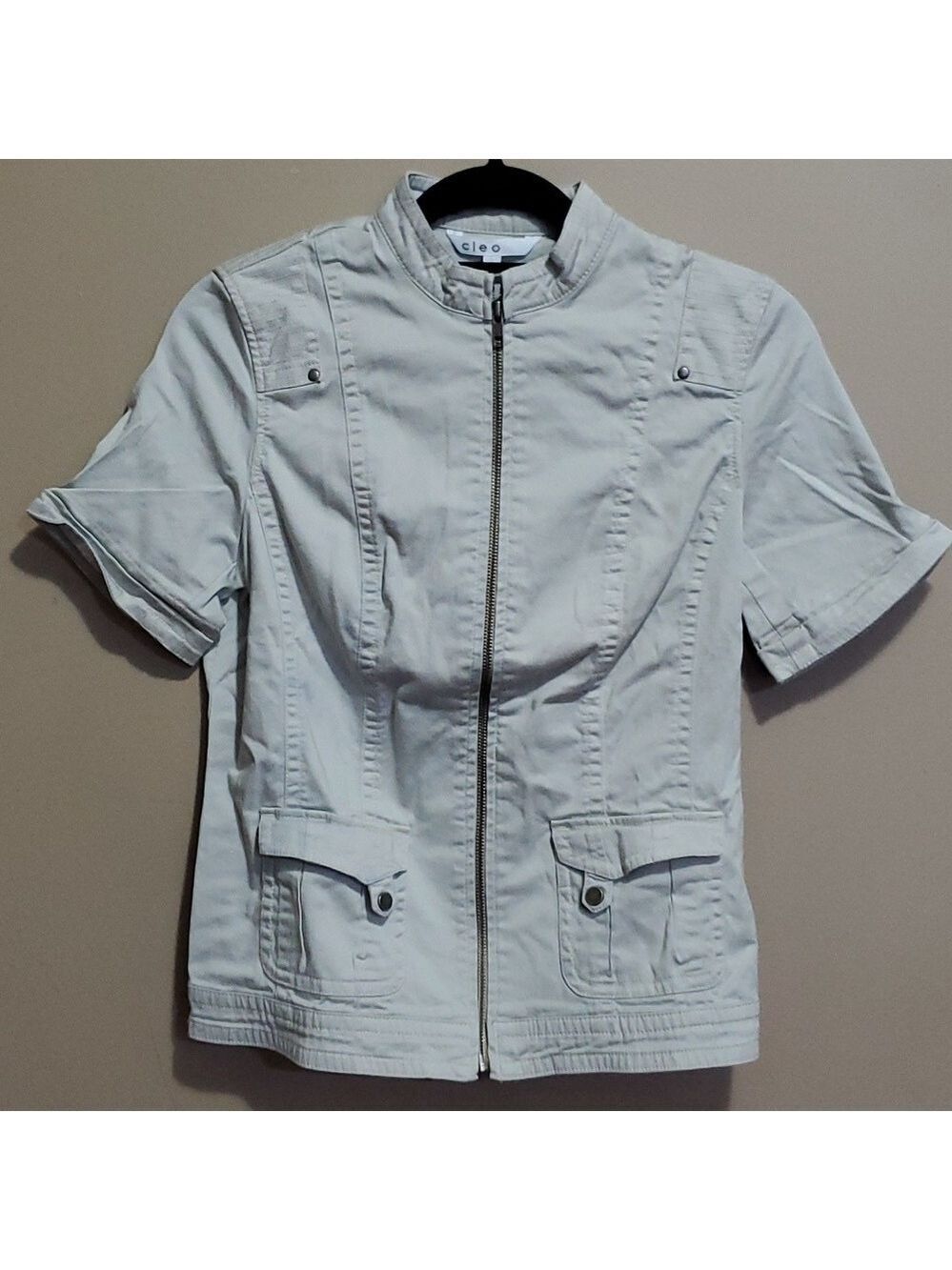 Ladies zippered top size 6
